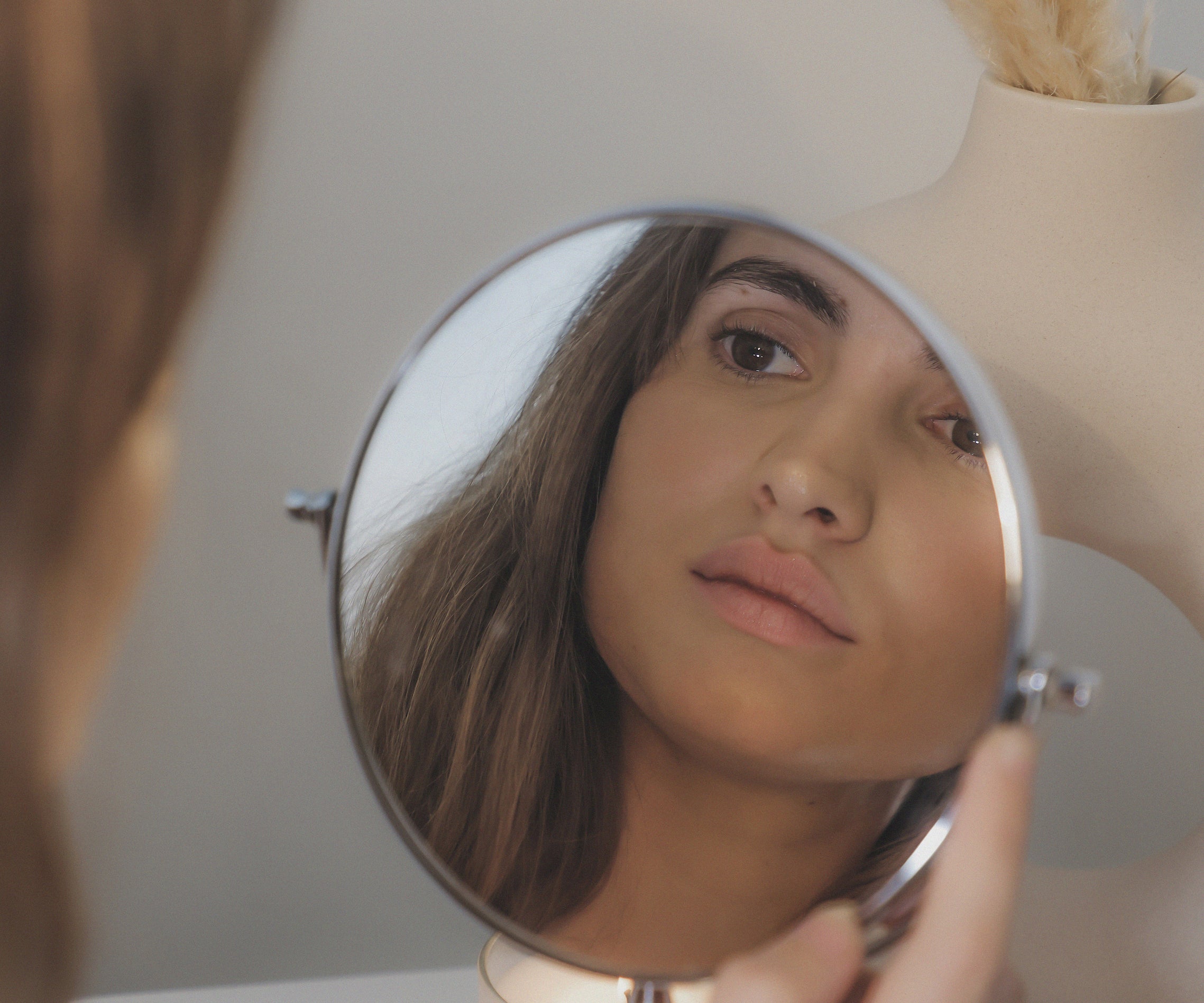 Cómo las hormonas afectan tu piel y qué hacer al respecto
